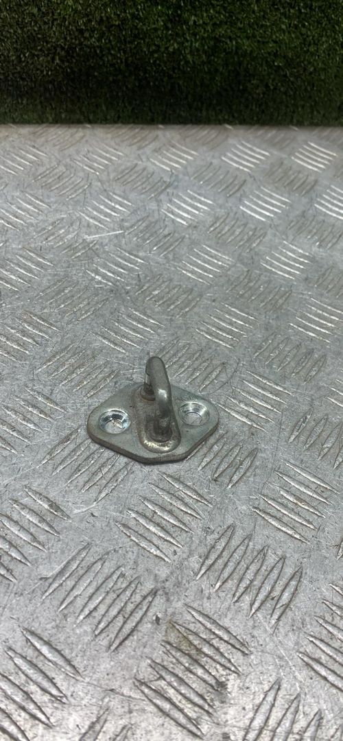 ответная часть (скоба) замка двери Toyota Avensis 1 поколение (T220) 1999, 2.0 л., 2C, дизель, МКПП, хетчбэк 5 дв. - фото №1