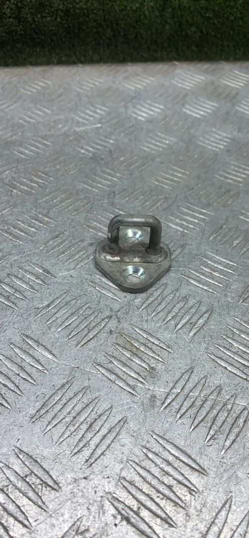 ответная часть (скоба) замка двери Toyota Avensis 1 поколение (T220) 1999, 2.0 л., 2C, дизель, МКПП, хетчбэк 5 дв. - фото №1