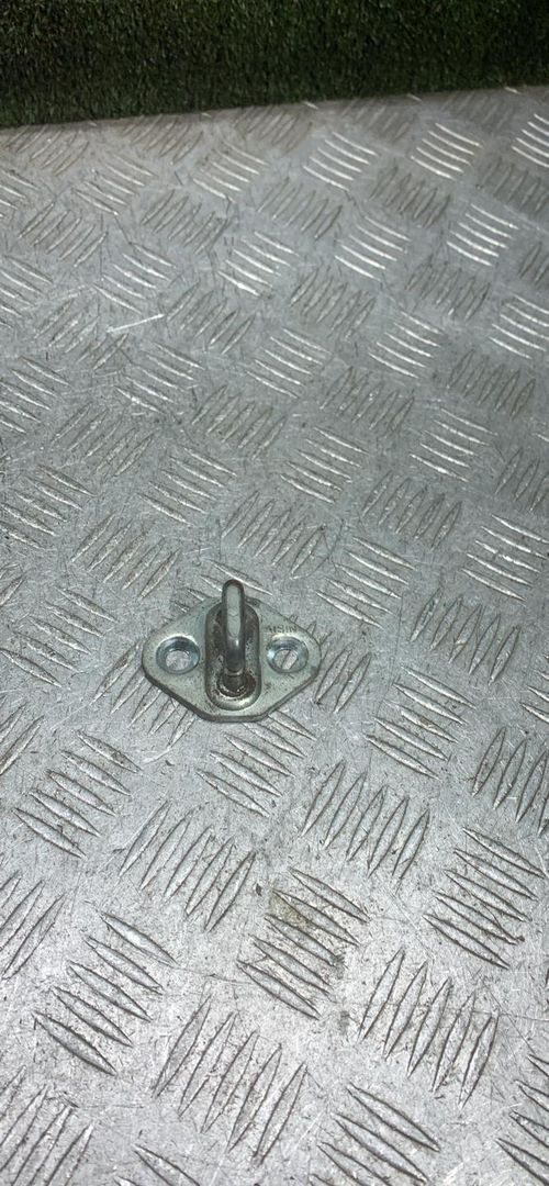 ответная часть (скоба) замка двери Toyota Avensis 1 поколение (T220) 1999, 2.0 л., 2C, дизель, МКПП, хетчбэк 5 дв. - фото №1