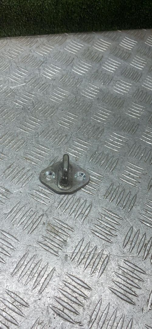 ответная часть (скоба) замка двери Toyota Avensis 1 поколение (T220) 1999, 2.0 л., 2C, дизель, МКПП, хетчбэк 5 дв. - фото №1
