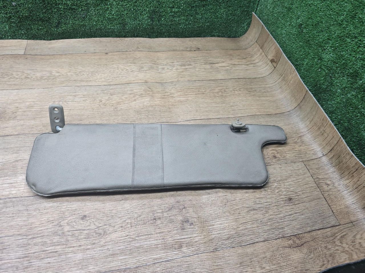 козырек солнцезащитный Mitsubishi Pajero 2 поколение 1996, 3.0 л., 6G72 (SOHC 12V), бензин, АКПП, внедорожник 5 дв. - фото №1
