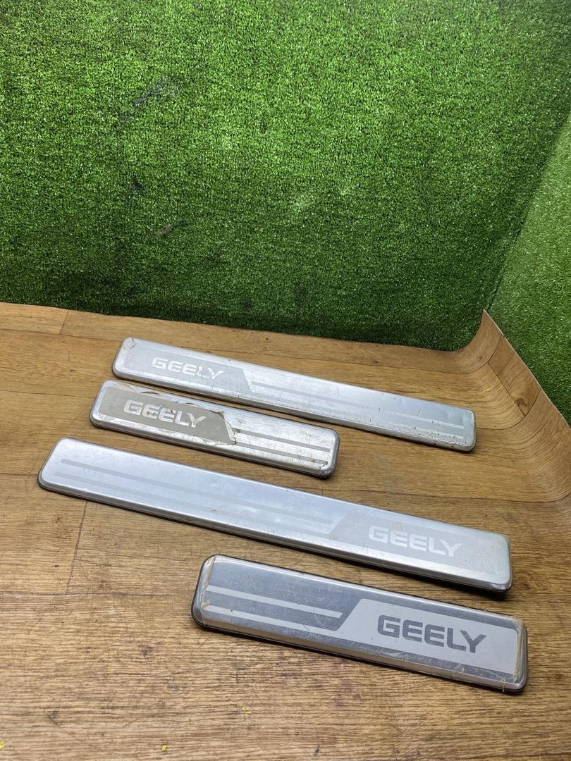 комплект накладок на пороги (внутренние) Geely Emgrand X7 1 поколение 2015, 2.0 л., бензин, МКПП, внедорожник 5 дв., 01824379R, 01824377R, 01824378L, 01824376L - фото №1