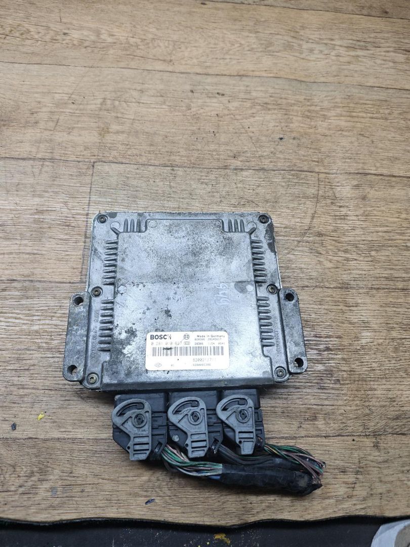 блок управления двигателем Renault Laguna 2 поколение 2004, 2.2 л., дизель, МКПП, хетчбэк 5 дв., 0281010637, 8200211711 - фото №1