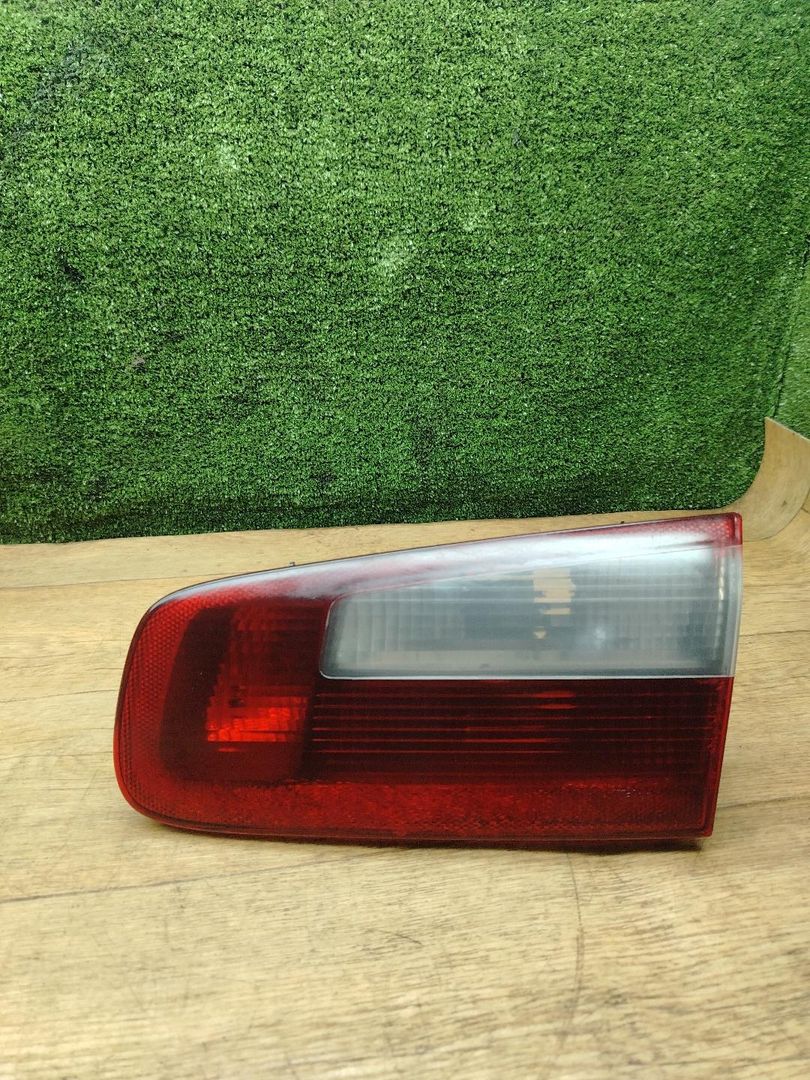 фонарь крышки багажника правый Renault Laguna 2 поколение 2004, 2.2 л., дизель, МКПП, хетчбэк 5 дв., 8200002476 - фото №1
