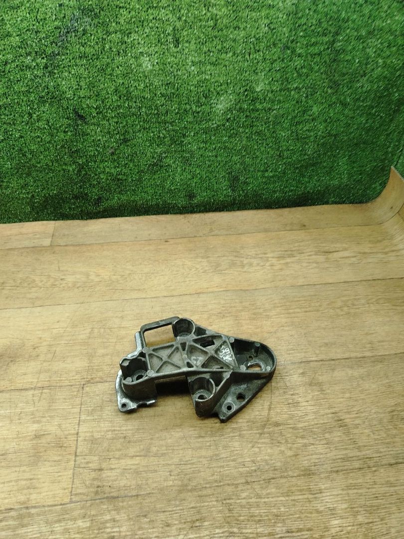 кронштейн двигателя Renault Megane 1 поколение 1998, 1.9 л., дизель, МКПП, хетчбэк 5 дв. - фото №1