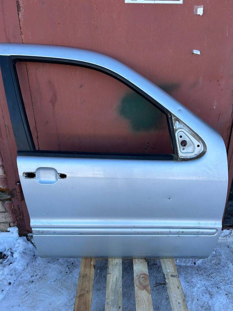 дверь передняя правая Mercedes-Benz M-Класс W163 [рестайлинг] 2002, 2.7 л., дизель, МКПП, серебристый, внедорожник 5 дв.
