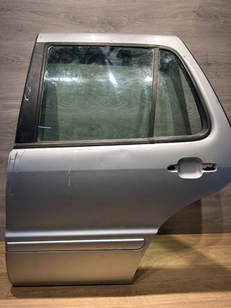 дверь задняя левая Mercedes-Benz M-Класс W163 [рестайлинг] 2002, 2.7 л., дизель, МКПП, серебристый, внедорожник 5 дв., полный привод