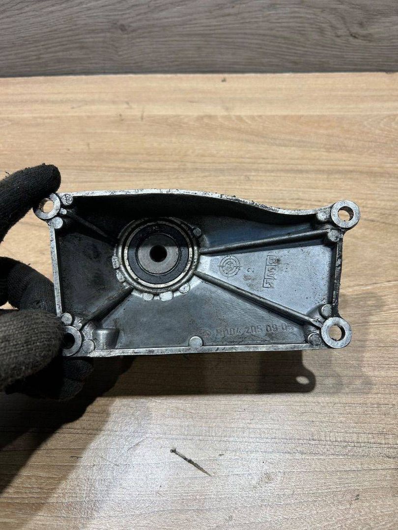 кронштейн (крепление) Mercedes-Benz E-Класс W210/S210 1997, 2.8 л., бензин, седан, 1042050905