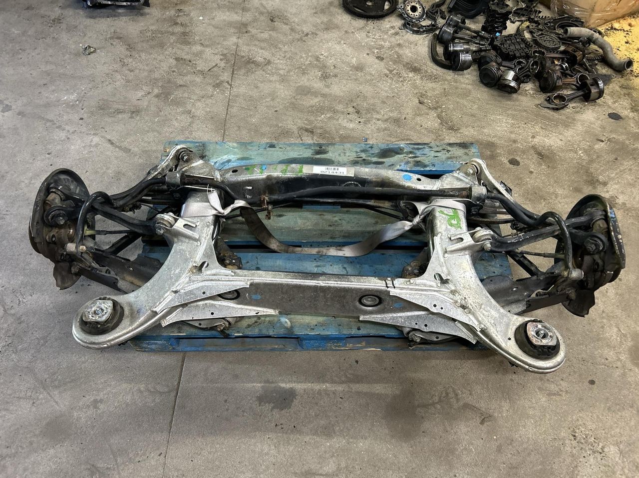 балка подвески задняя Mercedes-Benz S-Класс W220 2001, 4.0 л., дизель, АКПП, задний привод - фото №1
