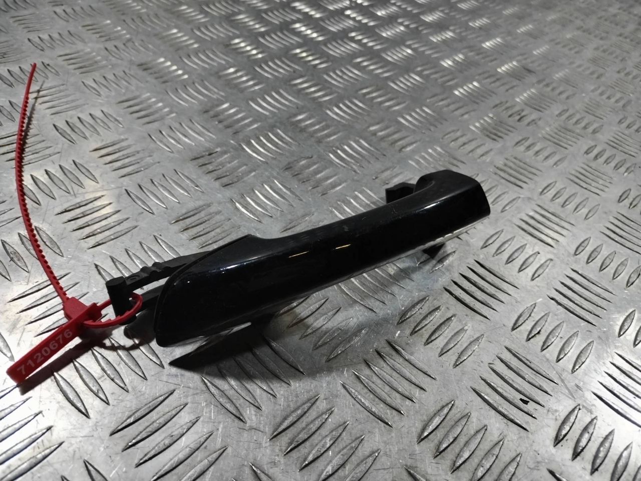 ручка наружная Volkswagen Passat (USA) 1 поколение 2012, 1.8 л., CPRA, бензин, АКПП, седан, 1K8837210 - фото №1