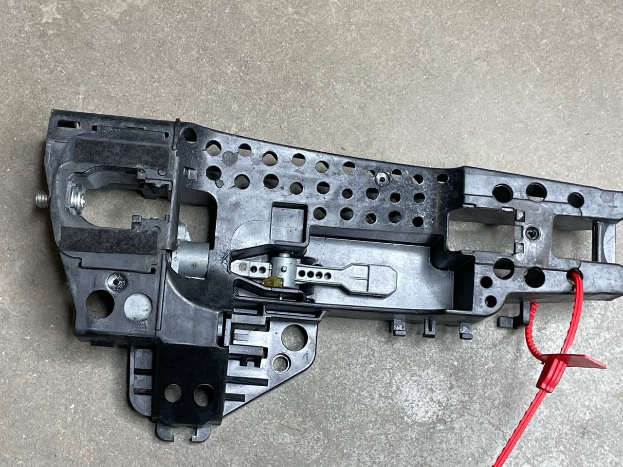 скелет ручки двери передней правой Audi A8 D4/4H 2012, 4.2 л., CDRA, бензин, АКПП, седан, 4H0837886 - фото №1