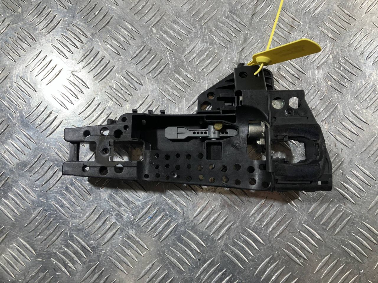 скелет ручки двери передней правой Audi A8 D4/4H 2012, 4.2 л., CDRA, бензин, АКПП, седан, 4H0837886 - фото №1