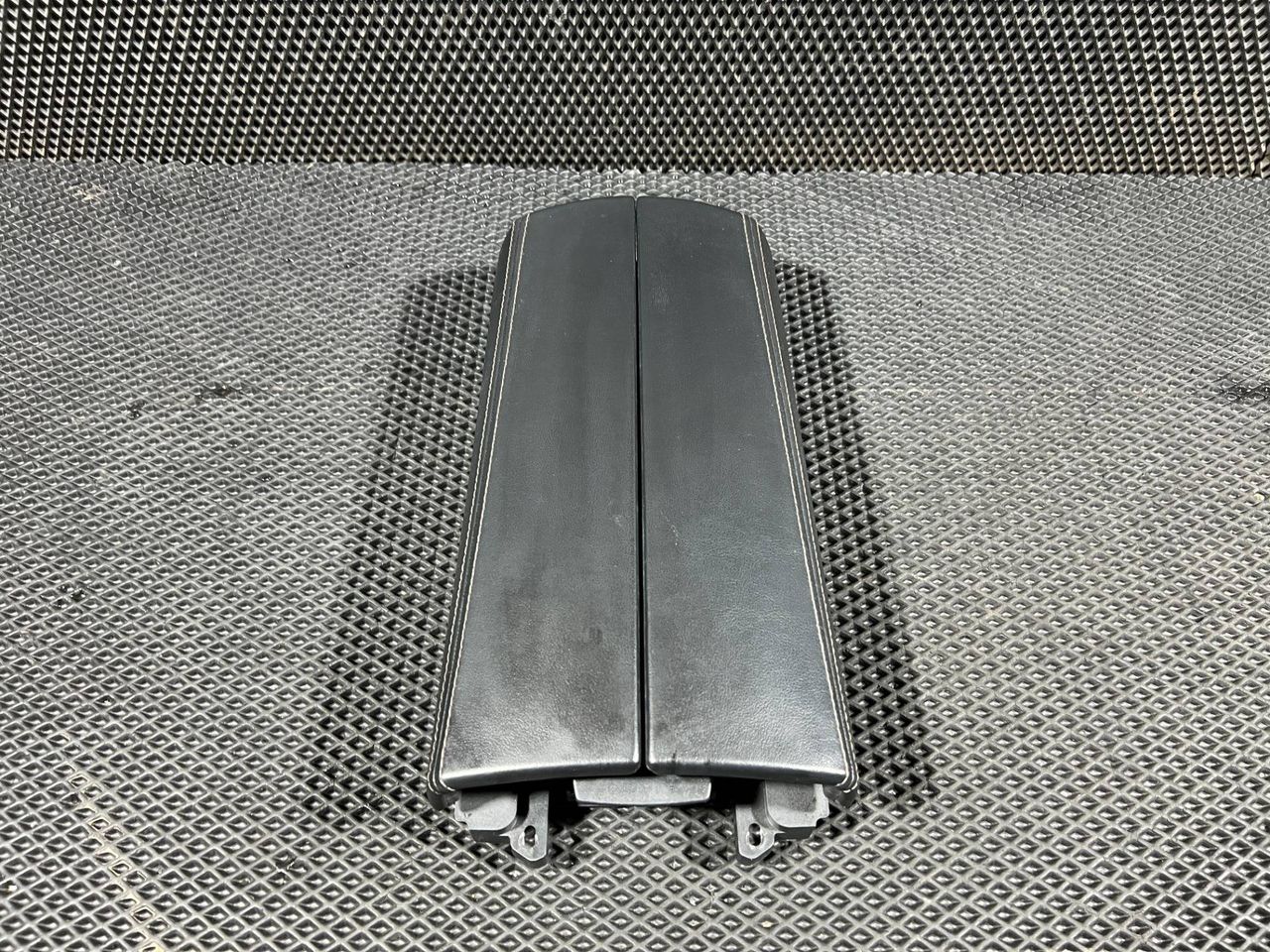 подлокотник Nissan Rogue T33 2022, 1.5 л., KR15, бензин, АКПП, внедорожник 5 дв., 969206RB2A, 969206RB2A, 969206RR0A - фото №1
