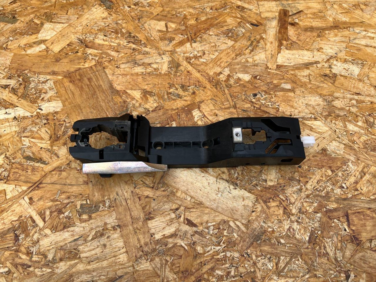 скелет ручки двери задней левой Nissan Rogue T33 2023, 1.5 л., KR15, бензин, АКПП, внедорожник 5 дв., передний привод, 82611-6RA0A - фото №1