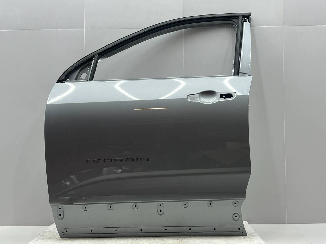 дверь передняя левая GMC Terrain 3 поколение 2026, 1.5 л., бензин, АКПП, внедорожник 5 дв., 26560561 - фото №1