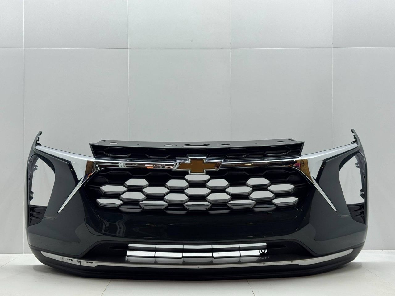 бампер передний Chevrolet Trax 2 поколение 2025, 1.2 л., бензин, вариатор, внедорожник 5 дв., передний привод, 42867486, 42887633, 42863285, 42734417, 42769271, 42887630 - фото №1