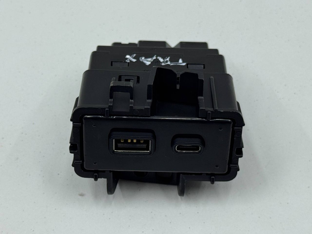 разъем AUX / USB Chevrolet Trax 2 поколение 2025, 1.2 л., бензин, вариатор, внедорожник 5 дв., передний привод, 13561808, 13549941, 13555488 - фото №1