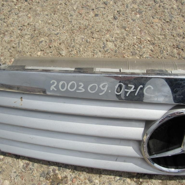 решетка радиатора Mercedes-Benz A-Класс W168 2000, 1.4 л., M 166.940, бензин, АКПП, хетчбэк 5 дв.