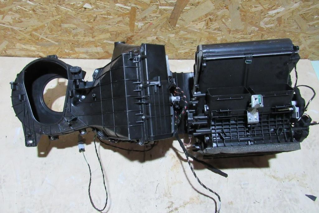 отопитель в сборе (печка) Volkswagen Touareg 2 поколение 2011, 3.0 л., дизель, внедорожник 5 дв.