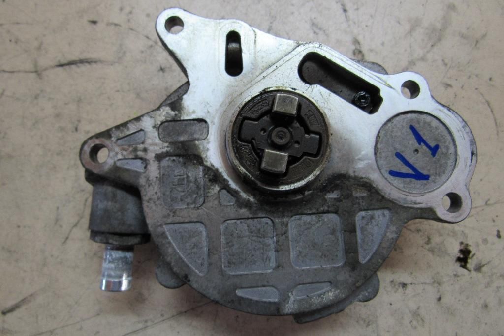 насос вакуумный Volkswagen Caddy 3 поколение 2010, 1.6 л., CAYE, дизель, универсал, 03L145100F