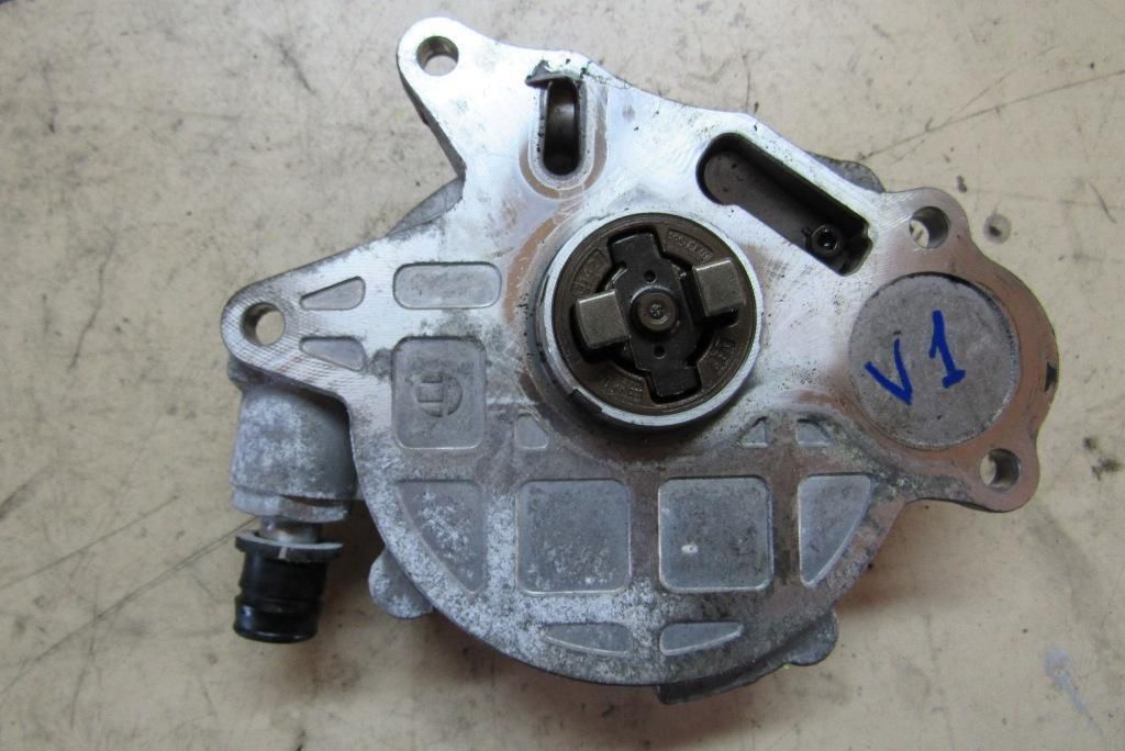 насос вакуумный Volkswagen Golf Plus 1 поколение 2005, 2.0 л., дизель, хетчбэк 5 дв., 03L145100F