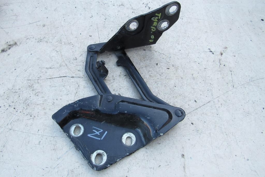 петля капота левая Volkswagen Touareg 1 поколение 2003, 2.5 л., дизель, внедорожник 5 дв., 7L6823301B