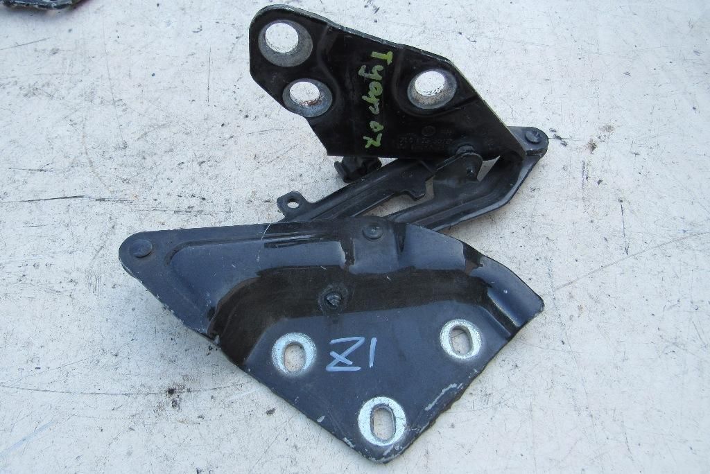 петля капота правая Volkswagen Touareg 1 поколение 2006, 3.0 л., дизель, внедорожник 5 дв., 7L6823302B
