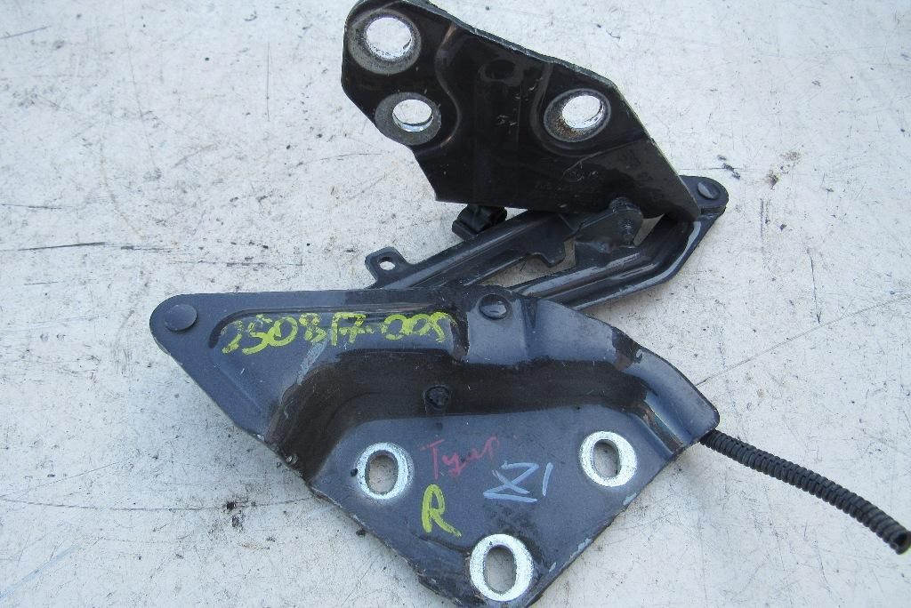 петля капота правая Volkswagen Touareg 1 поколение 2006, 3.0 л., дизель, внедорожник 5 дв., 7L6823302A