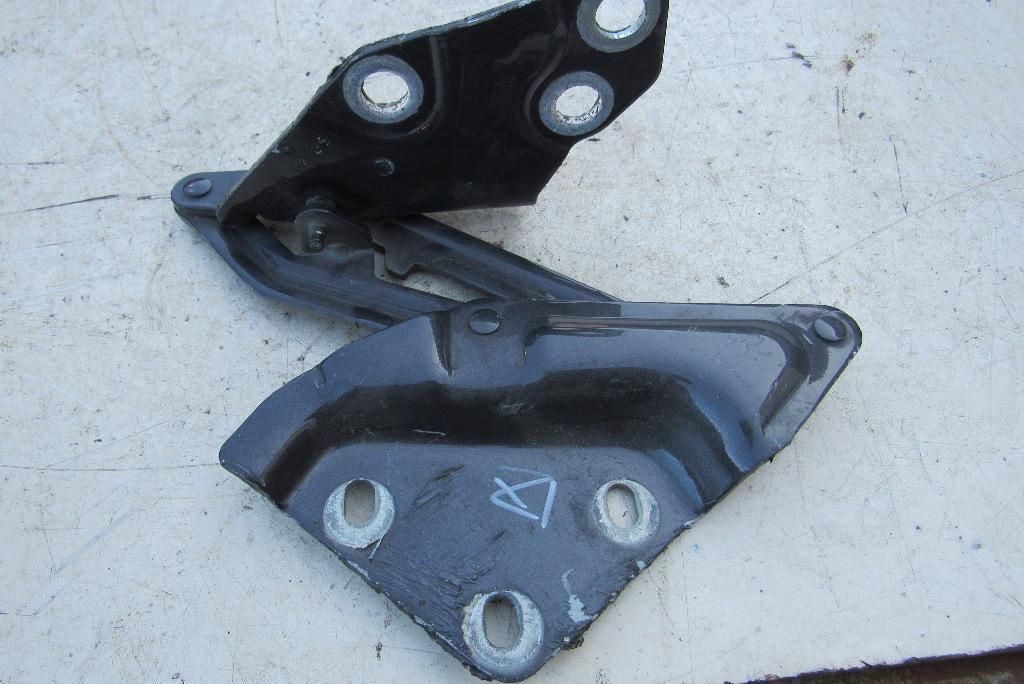 петля капота левая Volkswagen Touareg 1 поколение 2006, 3.0 л., дизель, внедорожник 5 дв., 7L6823301A