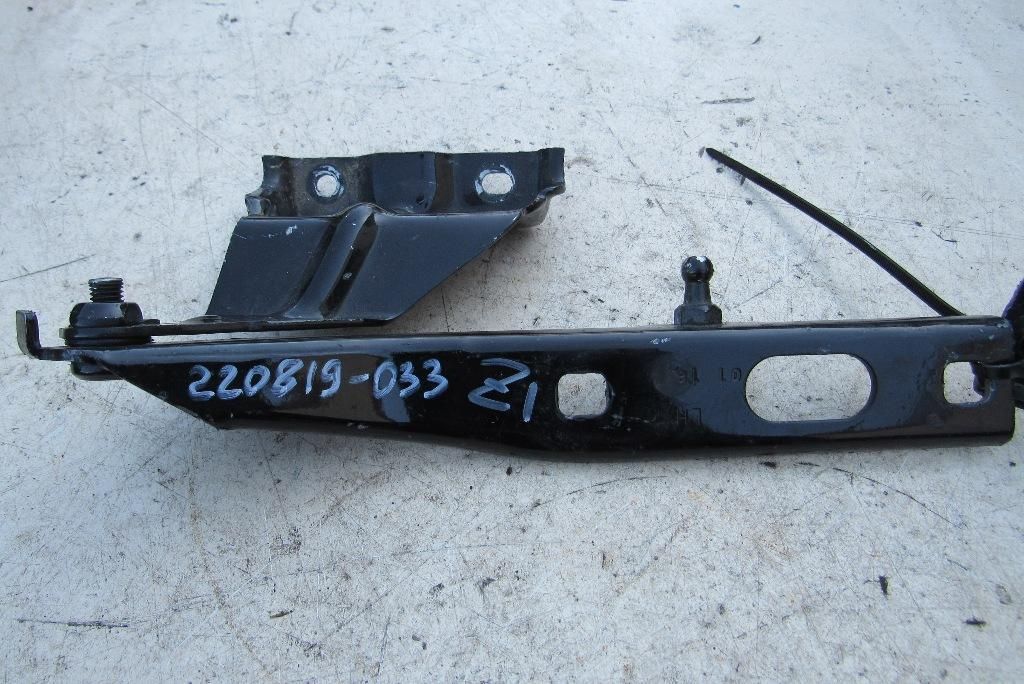 петля капота левая Audi Q5 8R 2010, 2.0 л., дизель, внедорожник 5 дв., 8R0823301A