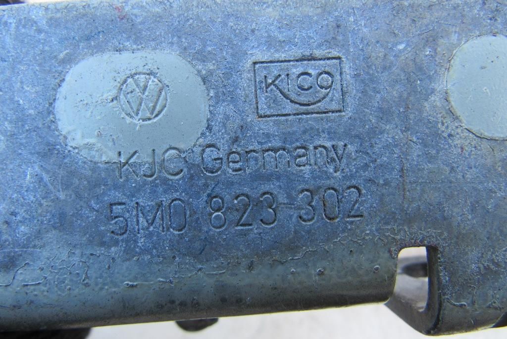 петля капота левая Volkswagen Golf Plus 1 поколение 2005, 2.0 л., дизель, хетчбэк 5 дв., 5M0823302