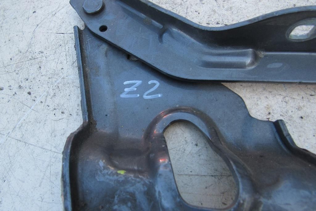 петля капота левая Volkswagen Touareg 2 поколение 2011, 3.0 л., дизель, внедорожник 5 дв., 7P6823301