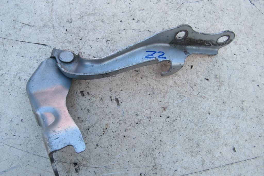 петля капота левая Toyota RAV4 2 поколение (XA20) 2002, 2.0 л., 1AZ-FE, бензин, внедорожник 5 дв.