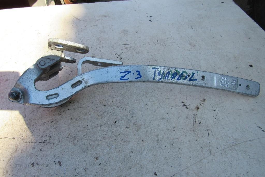петля крышки багажника Volkswagen Touareg 1 поколение 2004, 3.0 л., дизель, внедорожник 5 дв., 7L6827301B