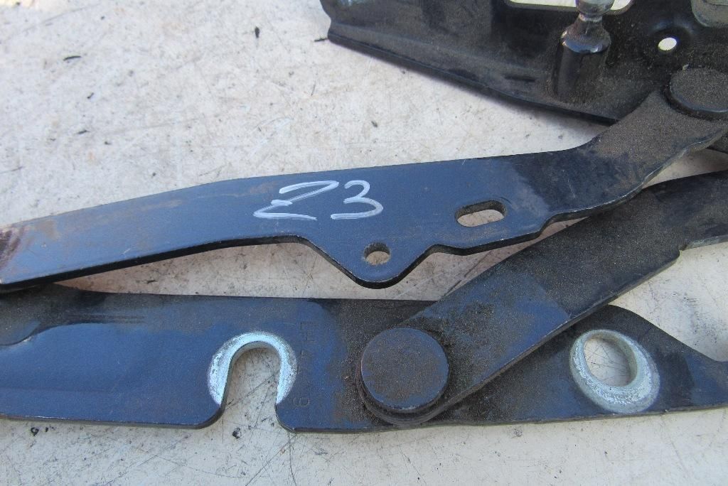 петля крышки багажника Audi A6 4F/C6 2004, 2.0 л., дизель, седан, 4F5827301D