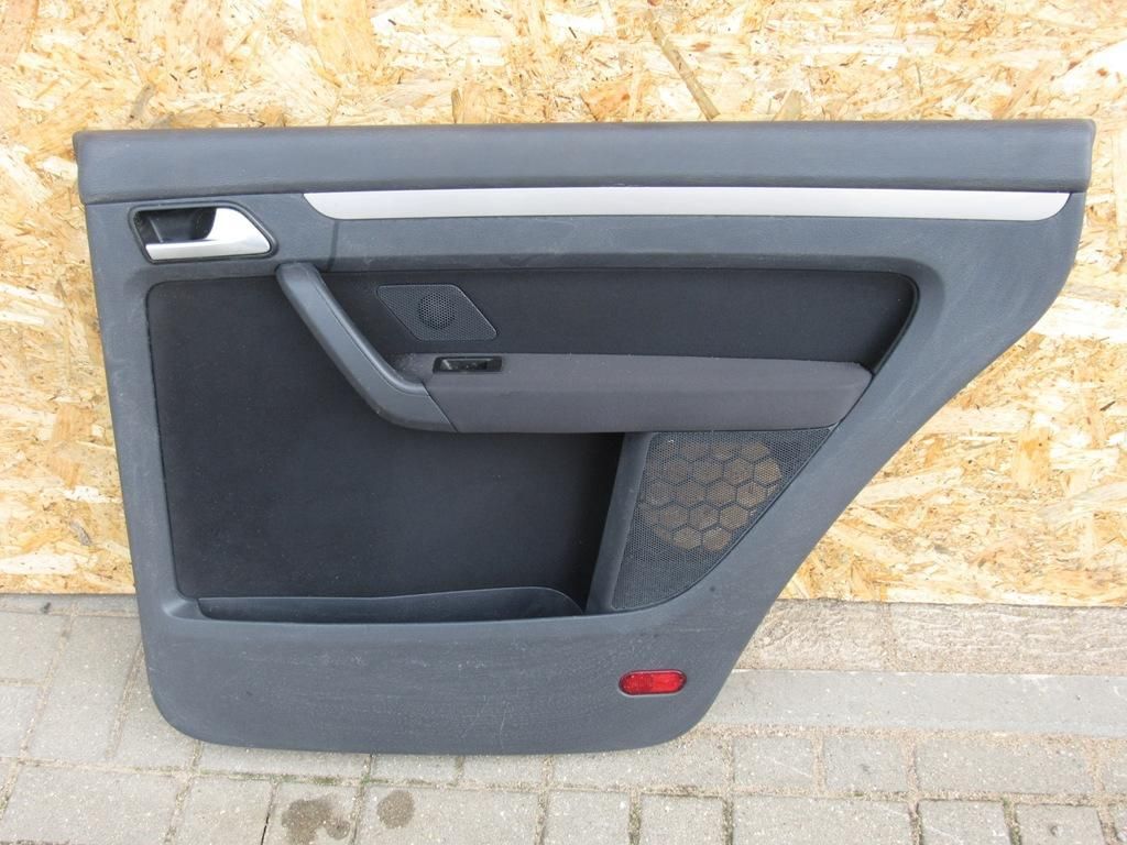обшивка двери задняя правая Volkswagen Touran 1 поколение 2005, 2.0 л., BMN, дизель, минивэн, 1T0867212022