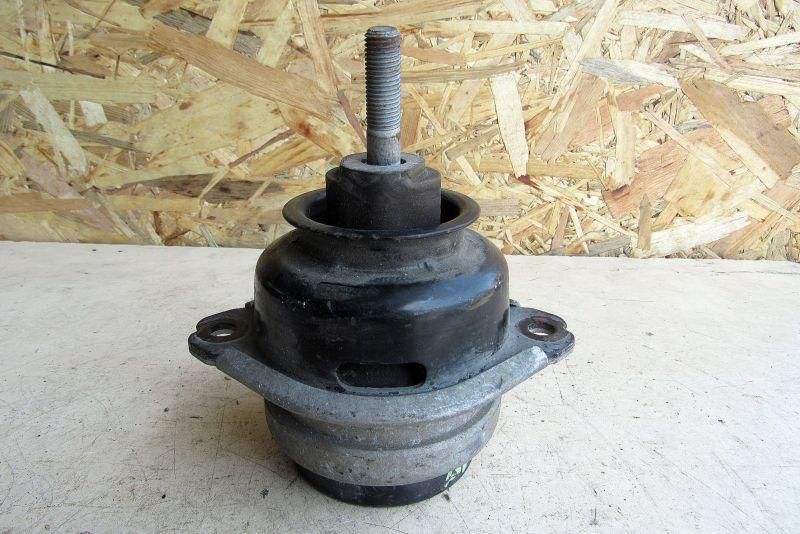 подушка крепления двигателя Volkswagen Touareg 1 поколение 2002, 5.0 л., дизель, внедорожник 5 дв., 7L8199131B