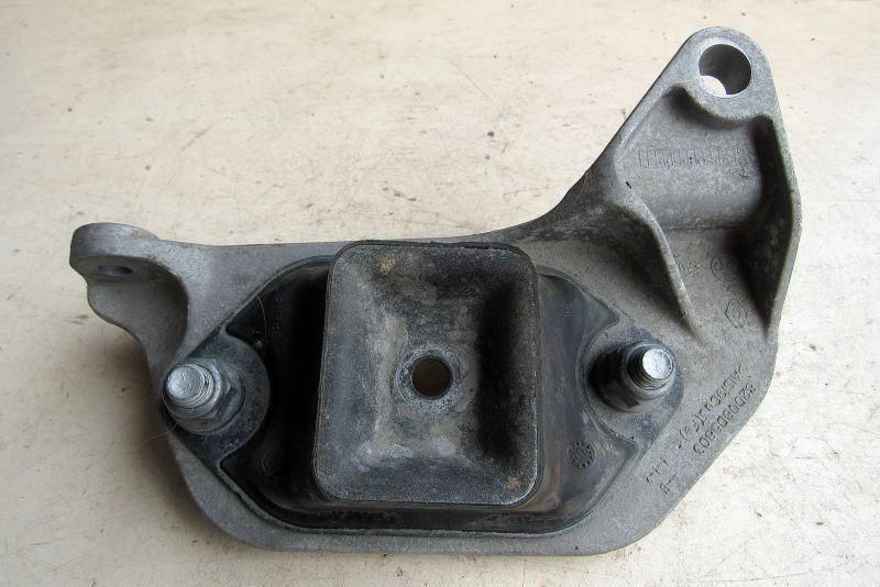 подушка крепления КПП Renault Duster 1 поколение 2012, 2.0 л., бензин, внедорожник 5 дв., 8200805803