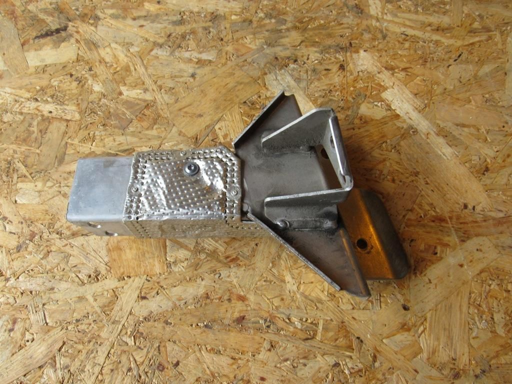 крепление бампера Audi R8 42 2007, 4.2 л., BYH, бензин, купе, 420825708.420807554B