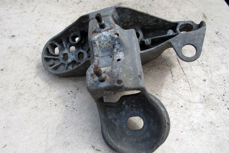кронштейн двигателя Audi A4 B7 2006, 1.8 л., BFB, бензин, седан, 4B0199351D