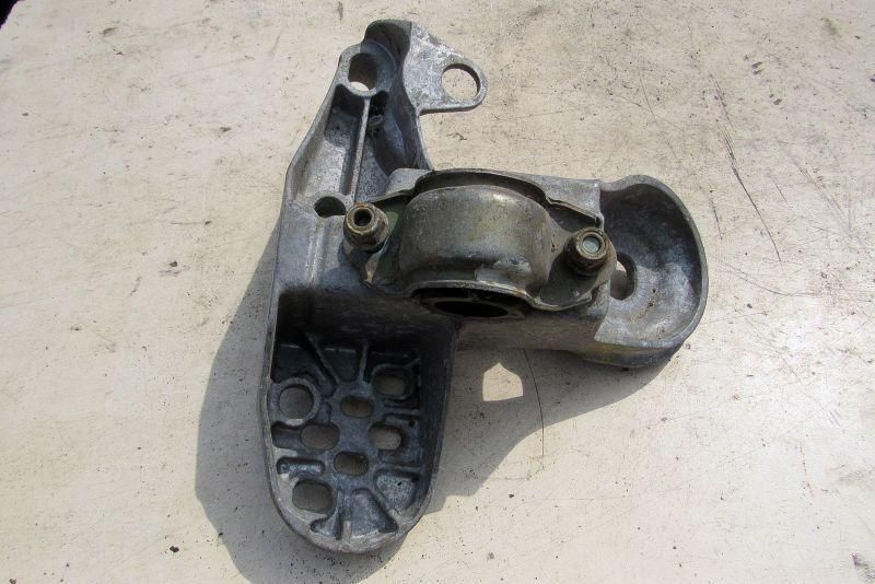 кронштейн двигателя Audi A4 B7 2006, 1.8 л., BFB, бензин, седан, 4B0199351B