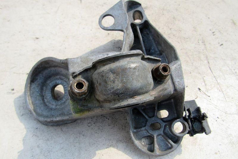 кронштейн двигателя Audi A4 B7 2006, 1.8 л., BFB, бензин, седан, 4B0199352B