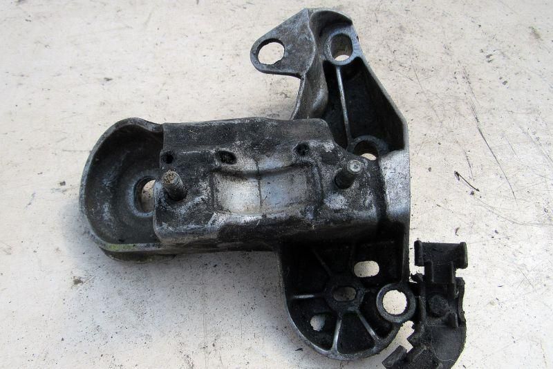 кронштейн двигателя Audi A4 B7 2006, 1.8 л., BFB, бензин, седан, 4B0199352