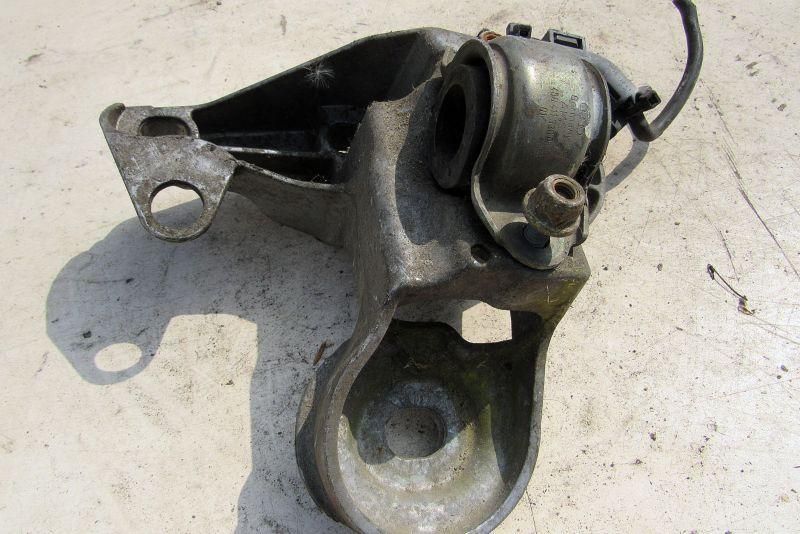 кронштейн двигателя Audi A4 B7 2006, 1.8 л., BFB, бензин, седан, 4B0199352A