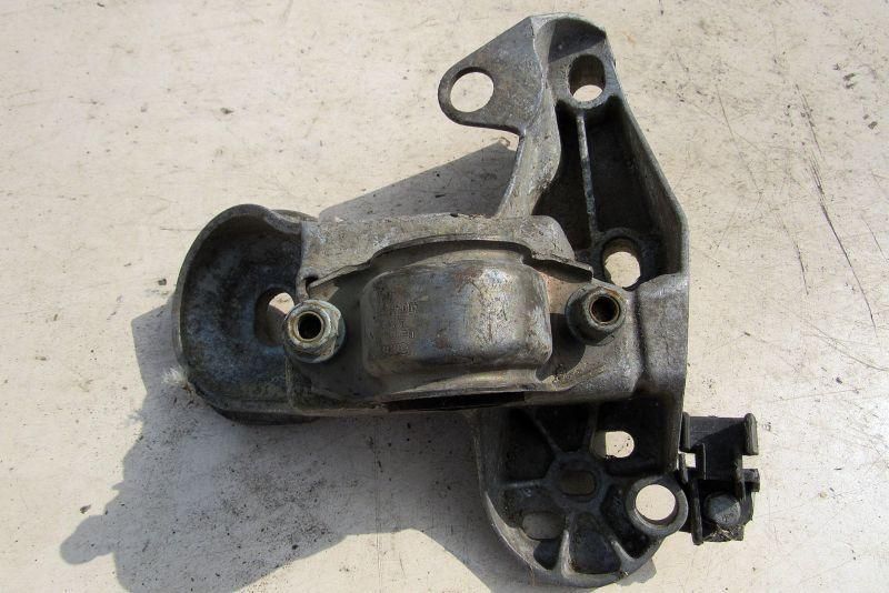 кронштейн двигателя Audi A4 B7 2006, 1.8 л., BFB, бензин, седан, 4B0199352