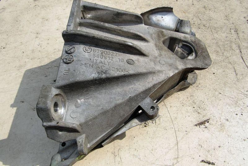 кронштейн двигателя BMW X6 E71/E72 2009, 3.0 л., N57 D30 A, дизель, внедорожник 5 дв., 6790022
