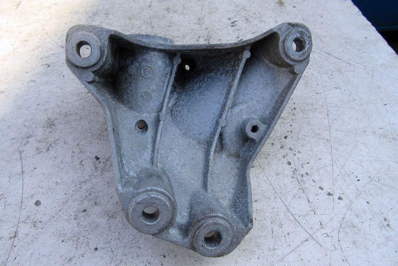 кронштейн (крепление) Audi A4 B7 2004, 3.0 л., BKN, дизель, седан, 8E0399113L