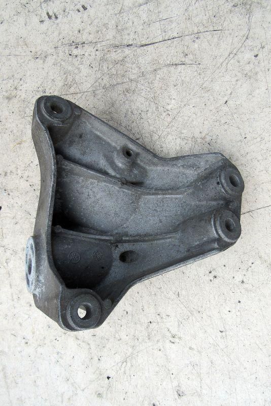 кронштейн (крепление) Audi A4 B7 2004, 3.0 л., BKN, дизель, седан, 8E0399113L