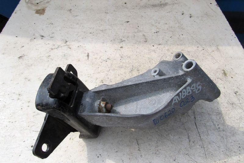 кронштейн двигателя Volkswagen Amarok 1 поколение 2H 2010, 2.0 л., дизель, пикап, 03L199307B