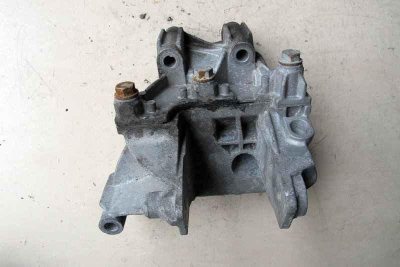 подушка крепления двигателя Volkswagen Multivan T5 2003, 2.5 л., дизель, минивэн, 070199343B
